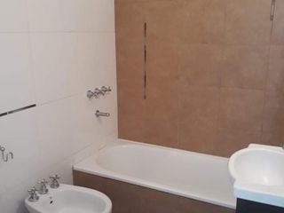 Foto 4 de Excelente departamento de 2 amb con balcón y cochera