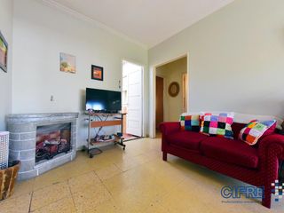 Departamento 3 ambientes al frente, primer piso por escalera con balcón corrido