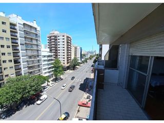 Departamento con balcón a la calle y amplia vista panorámica.