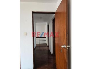 Foto 2 de Se vende casa en el corazón de Miraflores cerca de la histórica Huaca Pucllana, una zona estratégica  y emblemática de la ciudad. Ubicada a solo dos c