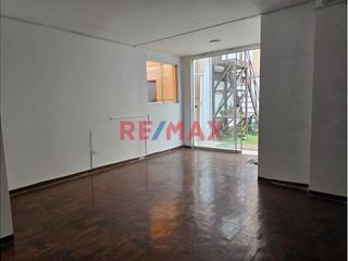 Foto 3 de Se vende casa en el corazón de Miraflores cerca de la histórica Huaca Pucllana, una zona estratégica  y emblemática de la ciudad. Ubicada a solo dos c