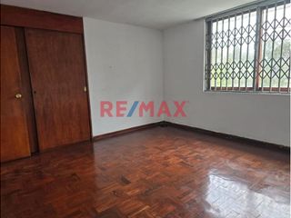 Foto 7 de Se vende casa en el corazón de Miraflores cerca de la histórica Huaca Pucllana, una zona estratégica  y emblemática de la ciudad. Ubicada a solo dos c