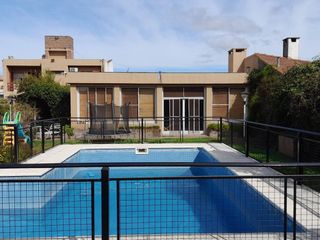 Casa en venta - 4 Dormitorios 4 Baños - 780,64Mts2 - Marcos Paz