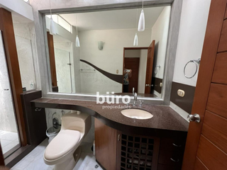 Foto 24 de EXCLUSIVA CASA EN VENTA JARDIN, PISCINA Y DEPARTAMENTO ADICIONAL EN CASUARINAS