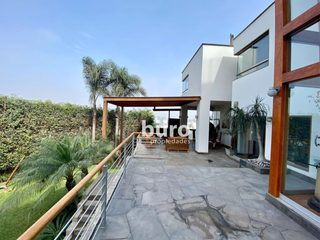 Foto 1 de EXCLUSIVA CASA EN VENTA JARDIN, PISCINA Y DEPARTAMENTO ADICIONAL EN CASUARINAS