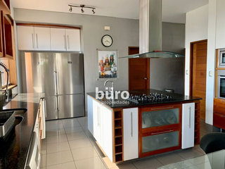 Foto 10 de EXCLUSIVA CASA EN VENTA JARDIN, PISCINA Y DEPARTAMENTO ADICIONAL EN CASUARINAS