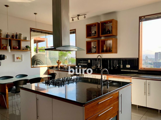 Foto 12 de EXCLUSIVA CASA EN VENTA JARDIN, PISCINA Y DEPARTAMENTO ADICIONAL EN CASUARINAS