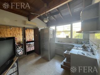Venta casa 4 ambientes con cochera, quincho y fondo libre con piscina en Don Bosco (30983)