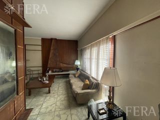Venta casa 4 ambientes con cochera, quincho y fondo libre con piscina en Don Bosco (30983)