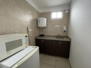 Oficina con recepción compartida y baño compartido