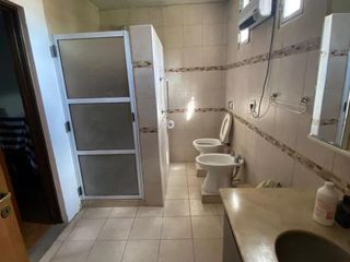 Casa en venta - 4 dormitorios 3 baños - Cochera - 500mts2 - Los Hornos, La Plata