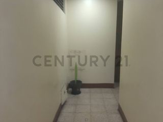 Venta Oficina Amplia  en Centro de Guayaquil, MarF