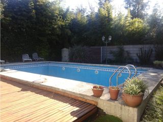 Foto 1 de Excelente Chalet en Barrio La Florida/ Gran terreno, pileta y quincho