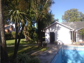 Foto 3 de Excelente Chalet en Barrio La Florida/ Gran terreno, pileta y quincho