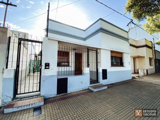 Casa en venta - 3 Dormitorios 1 Baño - 150Mts2 - La Plata