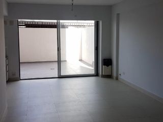 Venta monoambiente 38m2. Patio. Floresta