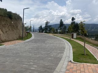 Terreno ubicado en Cumbayá, dentro de la urbanización Pillagua, increíble vista, doble seguridad