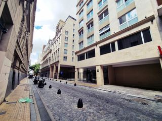 Amplia cochera, de buen paso / Paseo de la Cisterna / Monserrat