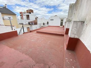 Casa 5 ambientes con patio, terraza y cochera - Acepta propiedad menor valor