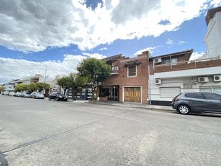 Casa 5 ambientes con patio, terraza y cochera - Acepta propiedad menor valor