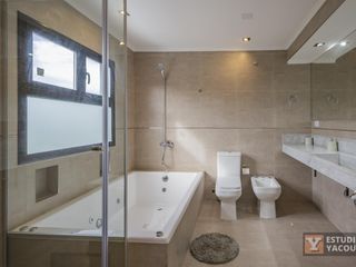 Casa en venta - 4 Dormitorios 6 Baños 2 Cocheras - 1800Mts2 - Abasto [FINANCIADA]