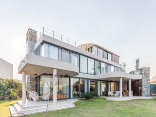Foto 25 de VENTA CON RENTA Especatucular casa moderna de diseño, lote al lago , 4 dorm. en suite