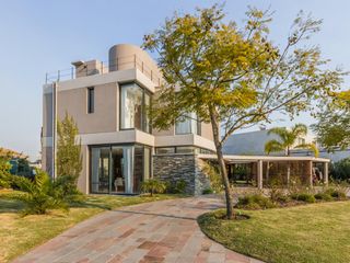 Foto 27 de VENTA CON RENTA Especatucular casa moderna de diseño, lote al lago , 4 dorm. en suite