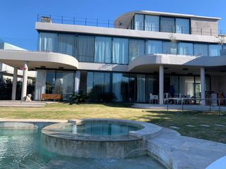 Foto 1 de VENTA CON RENTA Especatucular casa moderna de diseño, lote al lago , 4 dorm. en suite