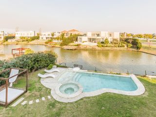 Foto 43 de VENTA CON RENTA Especatucular casa moderna de diseño, lote al lago , 4 dorm. en suite