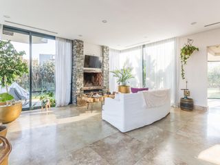 Foto 7 de VENTA CON RENTA Especatucular casa moderna de diseño, lote al lago , 4 dorm. en suite