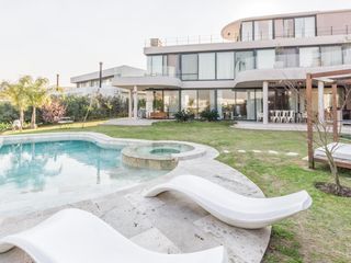 Foto 23 de VENTA CON RENTA Especatucular casa moderna de diseño, lote al lago , 4 dorm. en suite