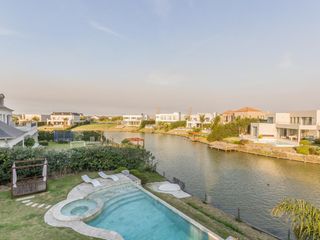 Foto 53 de VENTA CON RENTA Especatucular casa moderna de diseño, lote al lago , 4 dorm. en suite