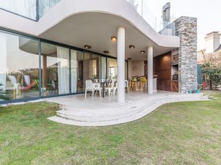 Foto 16 de VENTA CON RENTA Especatucular casa moderna de diseño, lote al lago , 4 dorm. en suite