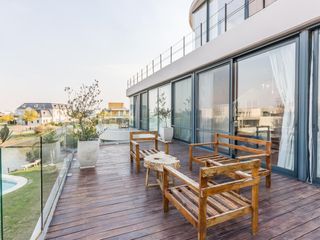 Foto 40 de VENTA CON RENTA Especatucular casa moderna de diseño, lote al lago , 4 dorm. en suite