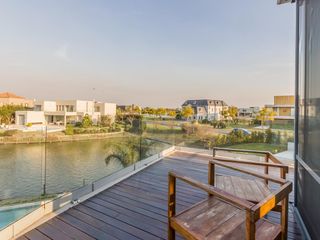 Foto 44 de VENTA CON RENTA Especatucular casa moderna de diseño, lote al lago , 4 dorm. en suite