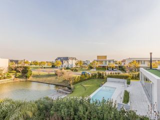 Foto 52 de VENTA CON RENTA Especatucular casa moderna de diseño, lote al lago , 4 dorm. en suite