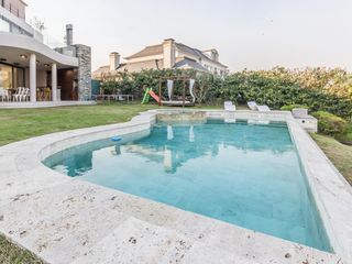 Foto 26 de VENTA CON RENTA Especatucular casa moderna de diseño, lote al lago , 4 dorm. en suite