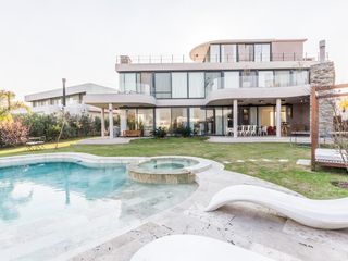 Foto 24 de VENTA CON RENTA Especatucular casa moderna de diseño, lote al lago , 4 dorm. en suite