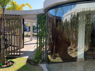 Foto 2 de VENTA CON RENTA Especatucular casa moderna de diseño, lote al lago , 4 dorm. en suite