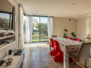 Foto 12 de VENTA CON RENTA Especatucular casa moderna de diseño, lote al lago , 4 dorm. en suite