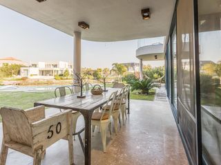 Foto 18 de VENTA CON RENTA Especatucular casa moderna de diseño, lote al lago , 4 dorm. en suite