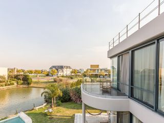 Foto 41 de VENTA CON RENTA Especatucular casa moderna de diseño, lote al lago , 4 dorm. en suite