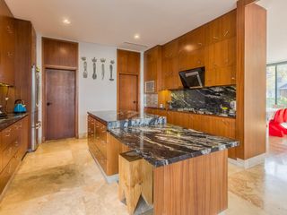 Foto 13 de VENTA CON RENTA Especatucular casa moderna de diseño, lote al lago , 4 dorm. en suite