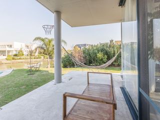 Foto 19 de VENTA CON RENTA Especatucular casa moderna de diseño, lote al lago , 4 dorm. en suite