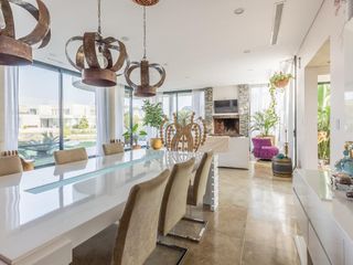 Foto 5 de VENTA CON RENTA Especatucular casa moderna de diseño, lote al lago , 4 dorm. en suite