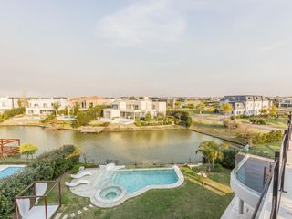 Foto 45 de VENTA CON RENTA Especatucular casa moderna de diseño, lote al lago , 4 dorm. en suite