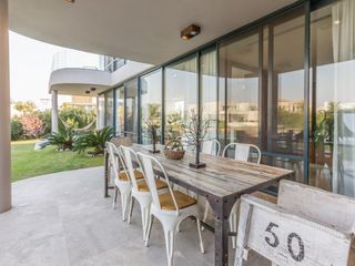 Foto 15 de VENTA CON RENTA Especatucular casa moderna de diseño, lote al lago , 4 dorm. en suite