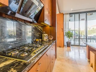 Foto 10 de VENTA CON RENTA Especatucular casa moderna de diseño, lote al lago , 4 dorm. en suite