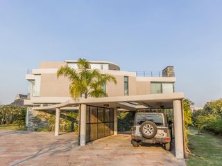 Foto 28 de VENTA CON RENTA Especatucular casa moderna de diseño, lote al lago , 4 dorm. en suite