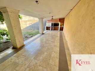 CASA CENTRICA DE 3 DORMITORIOS Y PILETA